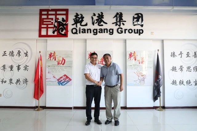 中科院專(zhuān)家與董事長(zhǎng)合影 中科院專(zhuān)家與董事長(zhǎng)合影